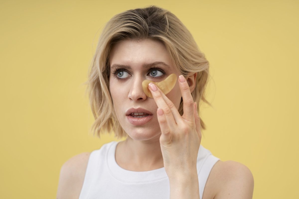 blonde-woman-using-anti-dark-circle blonde-woman-using-anti-dark-circle