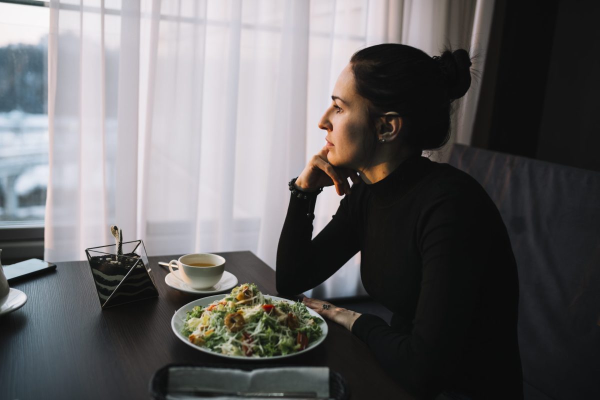 elegant-young-woman-with-salad-cup-drink-table elegant-young-woman-with-salad-cup-drink-table