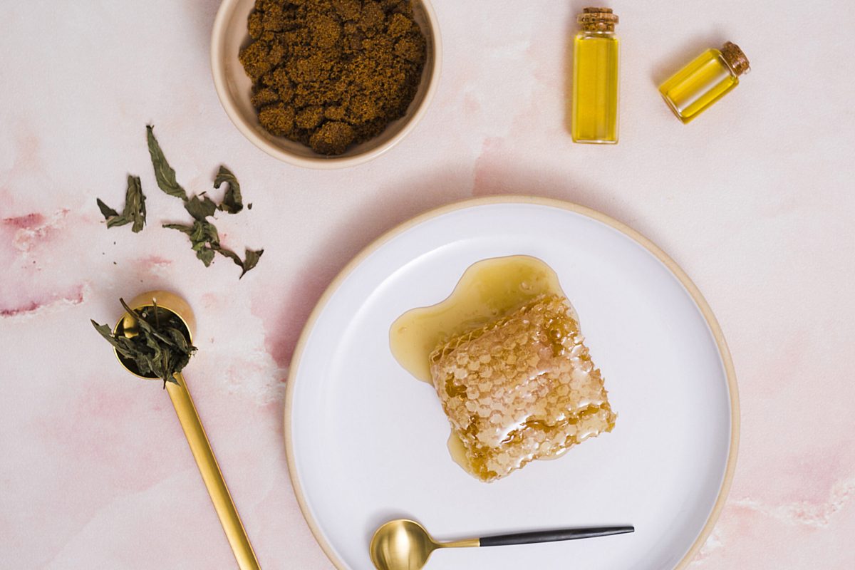 honeycomb-honey-ceramic-plate-with-cosmetics-products-against-pink-textured-backdrop eye skin
